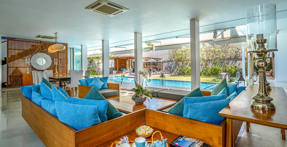 Villa Cendrawasih - Living room with pool view 